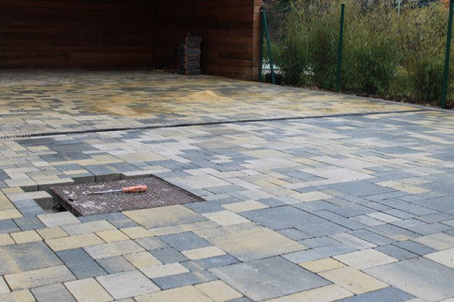 Pose de pavés autobloquants en béton pour une allée extérieure – Aménagement et dallage par AK Rénovation dans le Pays de Gex